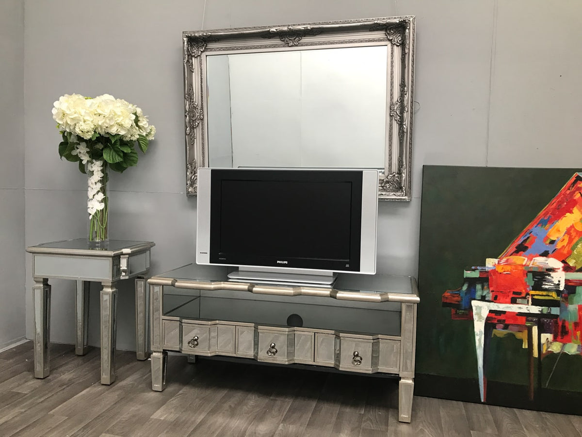 Mirrored media unit for large TV screen
