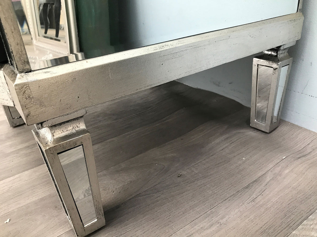 Closeup on the silver edge finish of a Mirrored Side Table with  2 Drawers - Charleston Collection