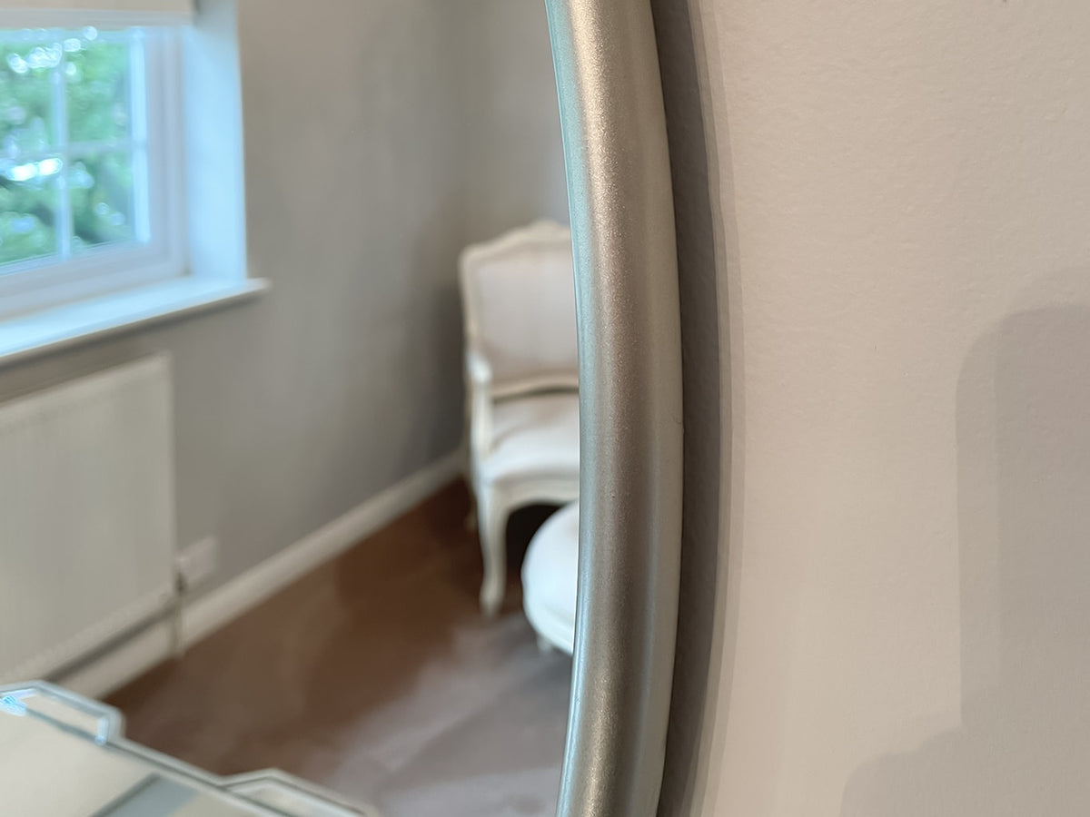 Round wall mirror in silver frame