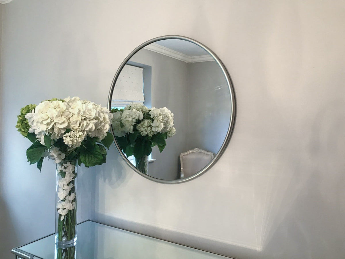 Mirror in round silver metal frame, contemporary style