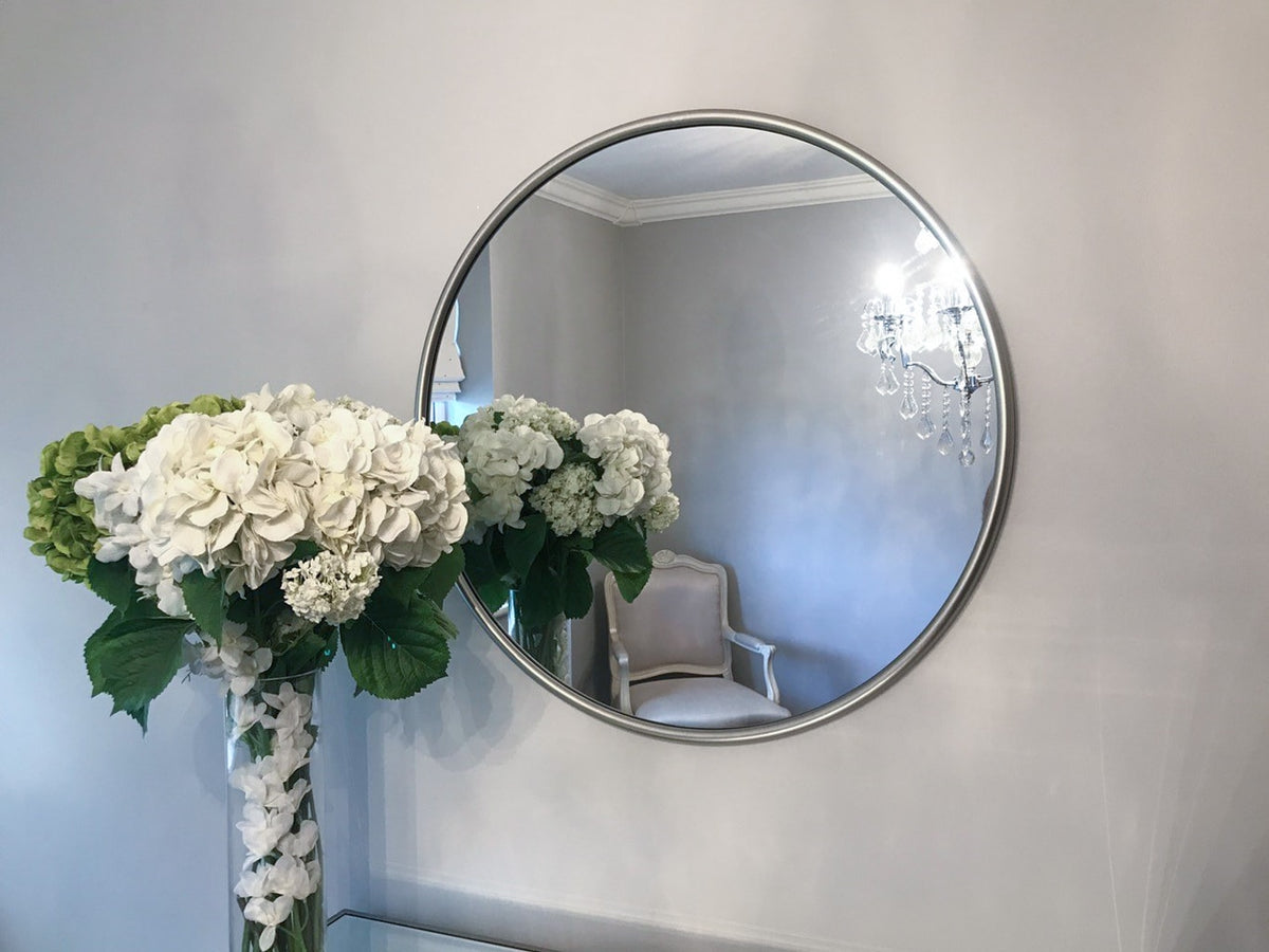 Mirror in round silver metal frame, contemporary design
